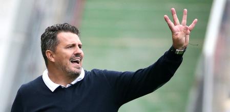 Stade de Reims' spanish head coach Oscar Garcia gestures during the French L1 football match between FC Metz and Stade de Reims at the Saint-Symphorien stadium in Longeville-les-Metz, near Metz, northeastern France on August 22, 2021. (Photo by FRANCOIS NASCIMBENI / AFP)