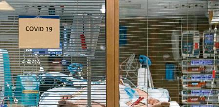 Pla d'un box amb un pacient crític ingressat a l'UCI de Vall d'Hebron per covid. Imatge del 6/8/2021 (horitzontal