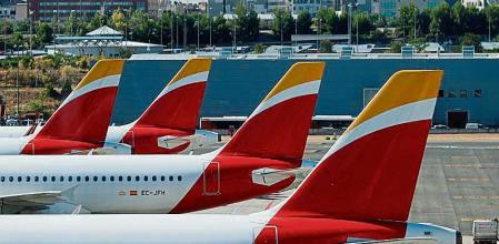 MADRID, 05/08/2021.- Los tres grandes grupos de aerolíneas europeos perdieron en el primer semestre del año 6.823 millones de euros, un 42,2 % menos que los 11.800 millones que se habían dejado en el mismo periodo del año anterior, porque el tráfico aéreo empieza a remontar aunque queda todavía lejos de sus niveles habituales, los previos a la pandemia. En la imagen, aviones de Iberia en el aeropuerto de Madrid-Barajas. EFE/Emilio Naranjo