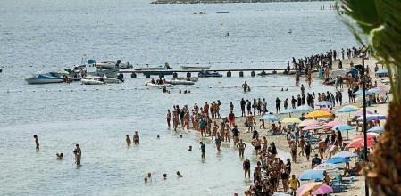 Cadena humana convocada para guardar luto al Mar Menor, a 28 de agosto de 2021, en Murcia, (España). La plataforma ILP Mar Menor ha organizado esta cadena humana, que se extiende a lo largo de los 73 kilómetros que abarcan la laguna salada del Mar Menor. El acuífero del Mar Menor atraviesa una situación delicada en sus ecosistemas debido a las toneladas de nitratos y las decenas de millones de litros de agua dulce que llegan a esta laguna salada a través de las ramblas. 28 AGOSTO 2021;MURCIA;MAR MENOR;MAR Edu Botella / Europa Press 28/08/2021