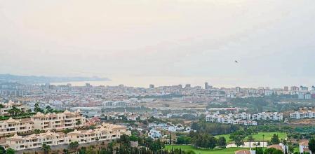 Paisaje del amanecer con calima en Fuengirola.