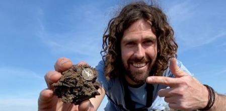 Leigh Webber mostrando uno de sus hallazgos