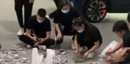 Compra un coche con miles de monedas y más de 20 empleados pasan 3 horas contándolas