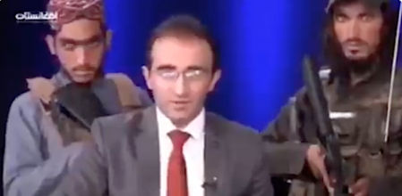 La impactante imagen de un presentador rodeado de talibanes armados se hace viral