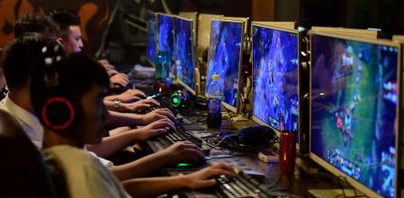 Un grupo de jóvenes chinos juega a videojuegos en línea en Fuyang
