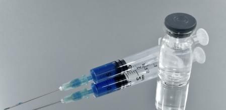 Según los medios, el hombre se puso tres vacunas distintas