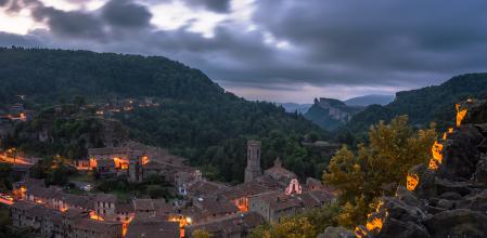 Paisaje de Rupit al atardecer desde el mirador del Soler.