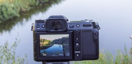 La Fujifilm GFX 100s es una cámara que capta fotos de 100 megapíxeles, aunque puede lograr incluso fotos de 400 megapíxeles.