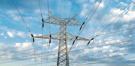 GRAFCAV7541. BILBAO, 31/08/2021.-Una torre de transporte de energía perteneciente a red eléctrica, con la ciudad de Bilbao al fondo, donde este martes último día de agosto amanece con el precio más alto a 130,53 euros el megavatio hora (MWh). El precio de la electricidad en el mercado mayorista (pool), referencia en España para calcular la tarifa regulada que pagan unos 10 millones de hogares, ha cerrado un agosto de máximos en el que ha batido ocho récords, lo que lo convierte en el mes más caro de la historia de la factura eléctrica. EFE/LUIS TEJIDO