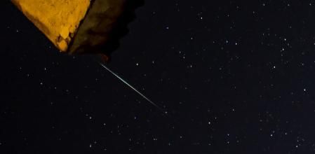 Una estrella fugaz Alfa Aurígida.