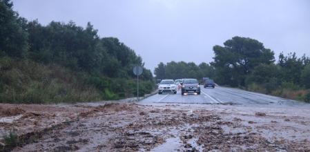La N-340 entre Alcanar y Sant Carles de la Ràpita, anegada