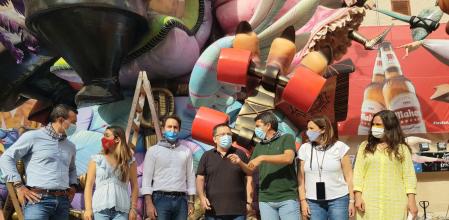 Teodoro García Egea, Carlos Mazón y María José Català ayer visitando la Falla del Pilar de València