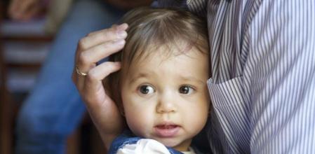 El error de obligar a los niños a dar besos o abrazos: eso es lo que genera
