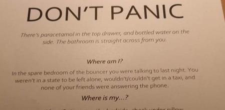 La espeluznante nota que deja un portero a una chica que se llevó a casa porque iba borracha