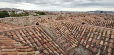 Vista de mar y montaña desde el tejado de la iglesia del monasterio de Pedralbes.