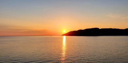 El primer sol del alba en El Port de la Selva.