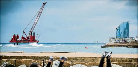 foto XAVIER CERVERA 02/09/2021 El Port Olímpic i el Zoo posen en marxa la recuperació de la biodiversitat del litoral barceloní (nota d premsa de l Ajuntament de Barcelona 09/07/2021) Avui s’han començat a instal·lar els blocs de formigó naturalitzats que permetran la colonització de diferents organismes, incrementant la diversitat biològica de la zona i millorant l’estat dels fons marins Els esculls artificials permetran recuperar les poblacions de les espècies típiques de fons litoral rocosos i els seus entorns sorrencs, creant àrees protegides que facilitin la posta de les femelles i el refugi Es col·locaran 2.000 blocs de 25 tones cadascun, que revestiran el Dic de Recer i milloraran la seguretat del Port reduint el fenomen de l’ultrapassament durant els temporals El cost de l’obra dels dics submergits es de 10,6 milions d’euros. La inversió de tota la rehabilitació del dic de Recer és de 17,6 milions d’euros