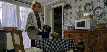 Una usuaria de los sensores para detectar las actividades diarias que instala la empresa Beprevent para facilitar el seguimiento de las personas mayores que viven solas en casa