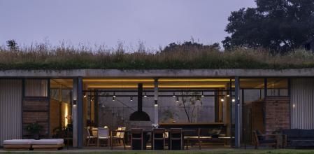 . La casa proyectada por Francisco Pardo se abre mediante amplios ventanales a la terraza.