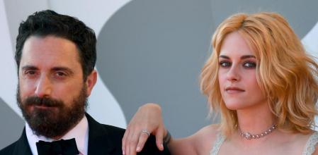 Venice (Italy), 03/09/2021.- Chilean filmmaker Pablo Larrain (L) and US actress Kristen Stewart arrive for the premiere of 'Spencer' during the 78th annual Venice International Film Festival, in Venice, Italy, 03 September 2021. The movie is presented in the official competition 'Venezia 78' at the festival running from 01 to 11 September 2021. (Cine, Italia, Niza, Venecia) EFE/EPA/ETTORE FERRARI
