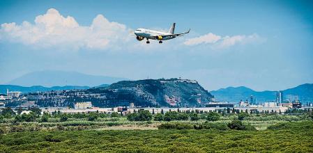 foto XAVIER CERVERA 09/06/2021 (pinos q se verian afectados por el alargar pista 500m, con un avion d vueling antes d aterrizar con montjuic al fondo) la ampliación de la pista (lado mar) del aeropuerto de El Prat BCN hacia el noreste -para convertirse Barcelona en un 'hub' internacional- choca con un espacio natural protegido y mas concretamente con la laguna de la ricarda, q quedaria practicamente desaparecida. En 2019 se llegó al record d pasajeros con 52,6 millones, y con la ampliación se llegaria -tras la crisis por la pandemia covid- a 70 millones ...es un plan d AENA q choca con las leyes medioambientales actuales, sobretodo con las directrices de la UE