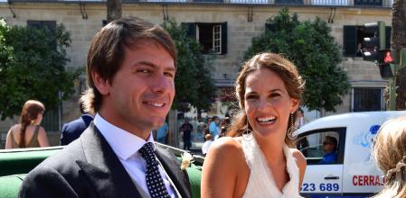 Carlos Cortina y Carla Vega Penichet tras su boda