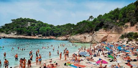 AGOSTO 2021. ISLAS BALEARES. MENORCA - PLAYAS - VISTA GENERAL DE LA PLAYA DE CALA MITJANA