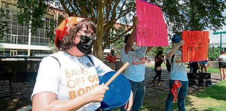 USA1343. HOUSTON (ESTADOS UNIDOS), 01/09/2021.- Un grupo de activistas protesta contra la disposición que prohíbe el aborto a partir de las seis semanas de gestación, hoy, frente a una corte federal en Houston, Texas (EE.UU.). Inspirados en el lema de protesta feminista 