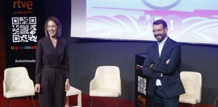 Silvia Intxaurrondo y Marc Sala posan durante la presentación de 'La Hora de La 1' en el FesTVal de Vitoria