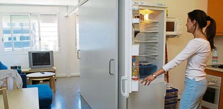 PISOS MUNICIPALES DE ALQUILER PARA JÓVENES Y ANCIANOS. ARANTXA LÓPEZ DE 19 AÑOS COMPARTE EL PISO CON SU NOVIO