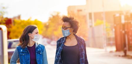 Las chaquetas livianas y las camisas son las protagonistas del otoño.
