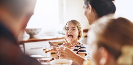 Familia merendando sobre la mesa