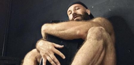 El culturista que se casó con una muñeca hinchable ahora se ha enamorado de un cenicero