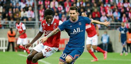 Lionel Messi of PSG, Marshall Munetsi of Reims (left) during the French championship Ligue 1 football match between Stade de Reims and Paris Saint-Germain on August 29, 2021 at Auguste Delaune stadium in Reims, France - Photo Jean Catuffe / DPPI AFP7 29/08/2021 ONLY FOR USE IN SPAIN