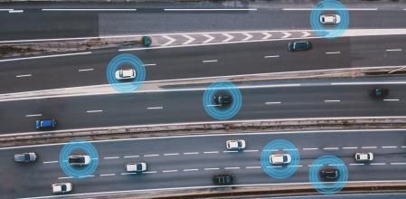 Coches semiautónomos en la carretera.