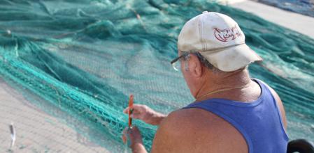 Pedro Carmona remendando una red