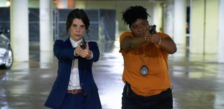 las dos protagonistas de las erie