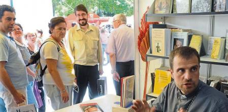 ESPAÑA FERIA DEL LIBRO:MD70. MADRID, 04/06/2011.- El obispo de Solsona, Xavier Novell (d), de 41 años, firma ejemplares de su obra 