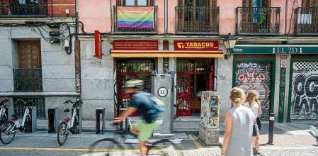 Varias personas pasean por una de las calles del barrio de Malasaña, donde el día 5 de septiembre un joven sufrió una agresión homófoba, a 7 de septiembre de 2021, en Madrid (España). La Policía Nacional está revisando las cámaras de seguridad de la zona y hablando con testigos y vecinos del lugar donde un grupo de ocho jóvenes amenazó y rajó con una navaja a otro en una agresión homófoba en el madrileño barrio de Malasaña. Los hechos tuvieron lugar el domingo sobre las 17.15 horas. Según ha contado a los agentes el denunciante, un español de 20 años, volvía casa cuando fue abordado en el portal por este grupo, vestidos con sudaderas negras con capuchas y pasamontañas, que le profirieron insultos También le propinaron varios cortes con una navaja tanto en el labio inferior como en el glúteo, donde le marcaron la palabra
