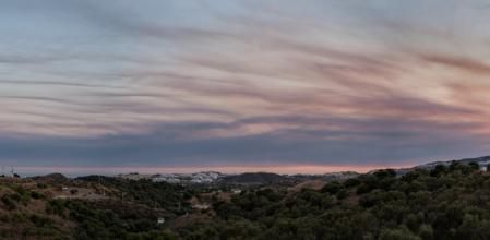 Puesta de sol en Mijas costa con el humo del incendio de Sierra Bermeja.