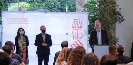 El nuevo vicepresidente segundo, Héctor Illueca, junto a Rubén Martínez Dalmau y Mónica Oltra, durante el intercambio de carteras.