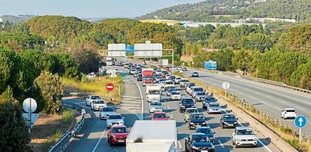 Peaje de la Roca, primer fin de semana después levantar las barreras para su uso gratis. Retenciones al llegar a peaje.
