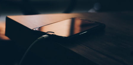 Por la noche, deja el móvil cargando a otro lugar de la casa.