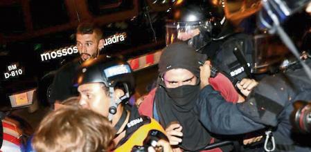 11 - 09 - 2021 / Barcelona / disturbios via laietana / foto: Llibert Teixidó