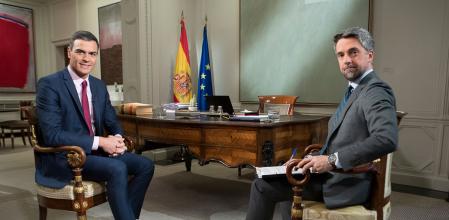Pedro Sánchez durante una entrevista con Carlos Franganillo, presentador de TVE