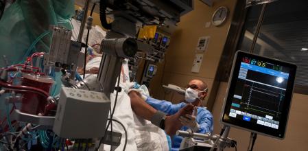 Un paciente de Covid en la UCI realizando fisioterapia&nbsp;