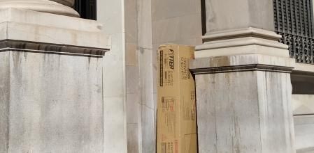 Pertenencias de una persona sin hogar frente a la Delegación de Hacienda