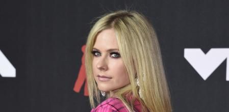 Avril Lavigne en la alfombra roja de los premios MTV VMAs