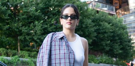 Rosalía con su estilismo para asistir al desfile de Thom Browne