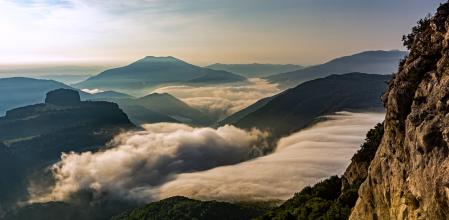 Cascada y ríos de niebla en los abismos de Tavertet.